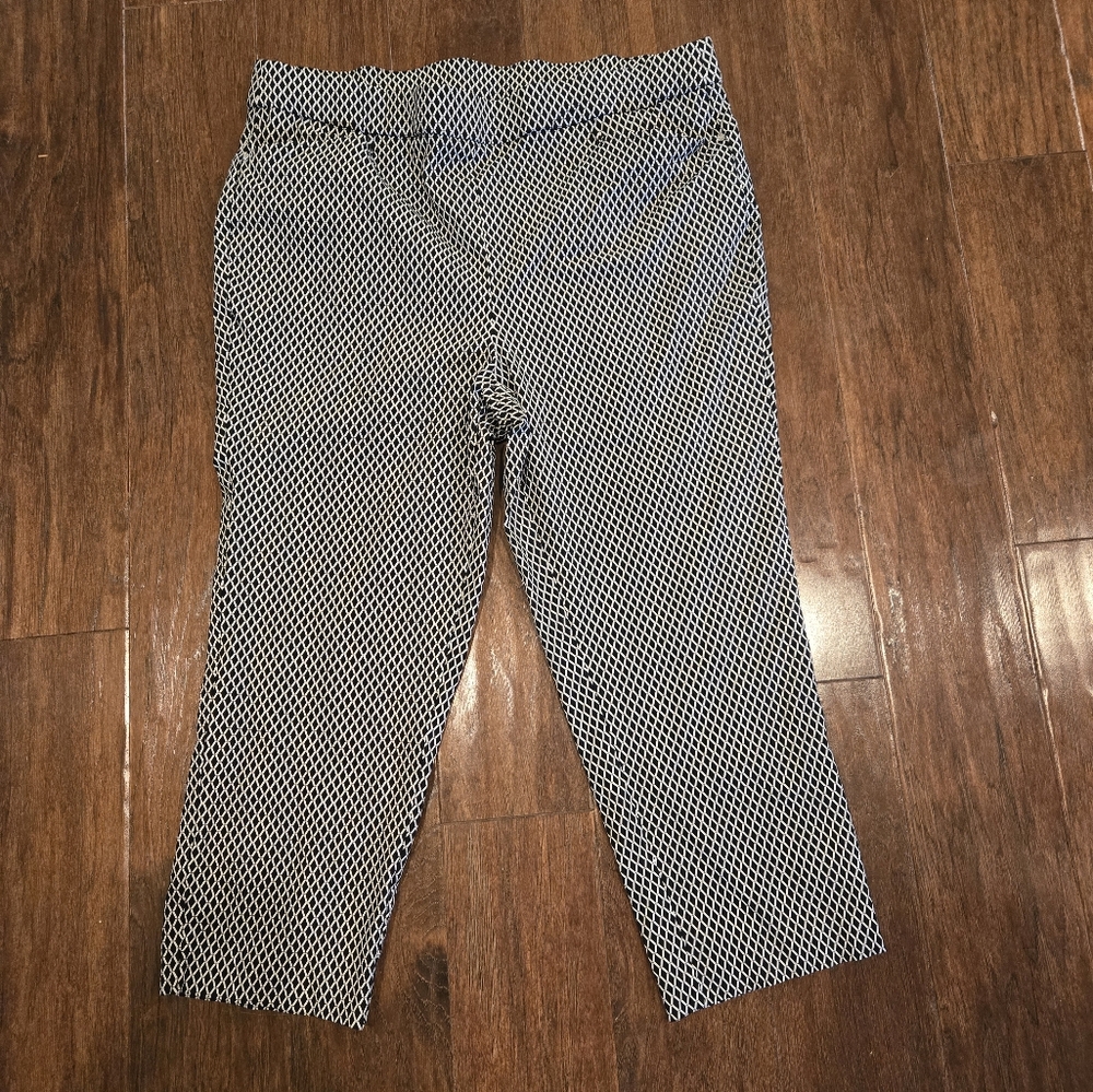 ⛱️Rafaella Black and White Geometric Crop Pull On Pants Size 16